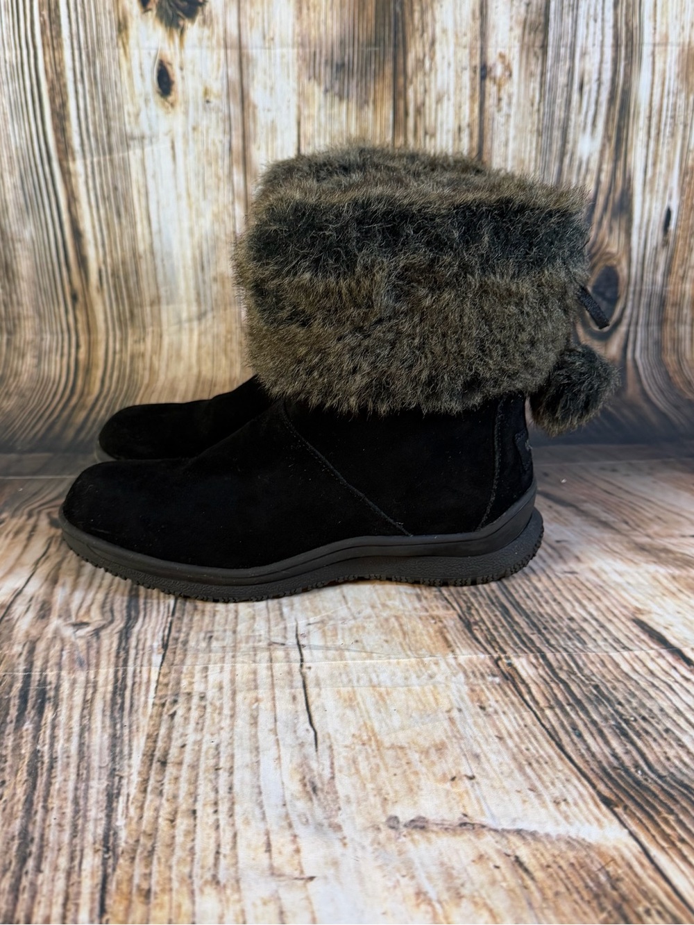Minnetonka Black Suede Faux Fur Cuff Ankle Boots Womens 6 Winter Pom Boho Cozy